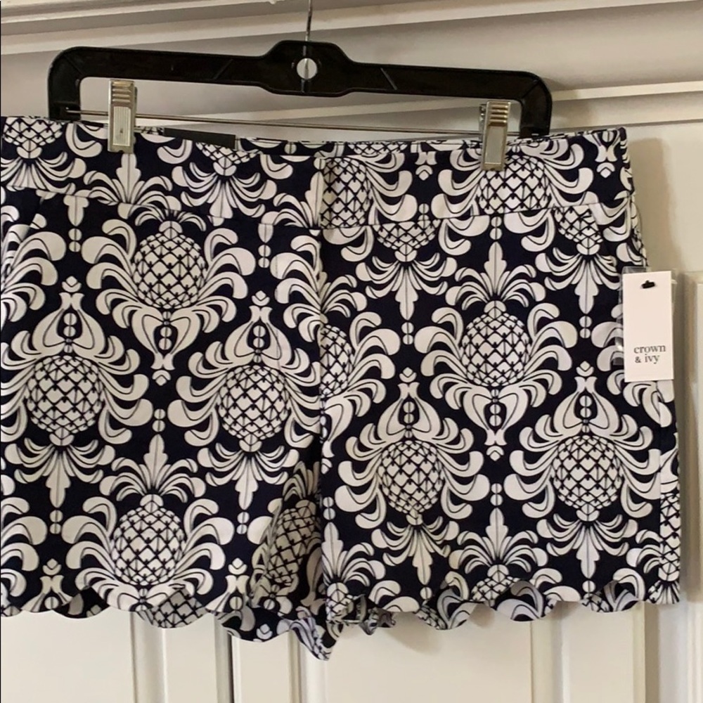 NWT Crown & Ivy Cotton Scalloped Shorts 🌸